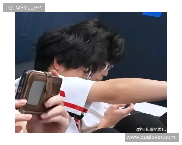 镜头捕捉：VAR赛场小动作引发热议